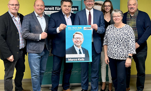 Marco Kelb (4. von rechts) wurde einstimmig zum CDU-Kandidaten für die am 13.09.2026 stattfindende Wahl des Samtgemeindebürgermeisters der Samtgemeinde Sickte nominiert. Ihm gratulierten (von links nach rechts) Karsten Ansorge (Vorsitzender des CDU Ortsverbandes Erkerode), Holger Bormann (Vorsitzender des CDU Kreisverbandes Wolfenbüttel), Uwe Schäfer (Vorsitzender des CDU Samtgemeindeverbandes Sickte), Michaela Reuper (Vorsitzende des CDU Ortsverbandes Sickte), Susanne Wolff (Vorsitzende des CDU Ortsverbandes Evessen) und Dr. Albrecht Stalmann (Vorsitzender des CDU Ortsverbandes Veltheim/Ohe)