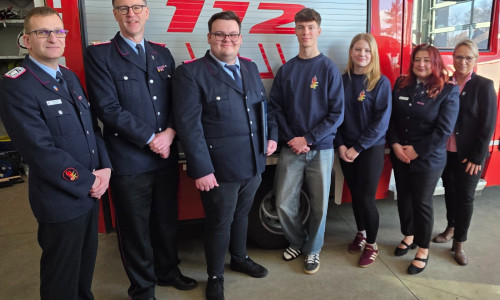 Bürgermeisterin Karin Single (rechts) mit Samtgemeindejugendfeuerwehrwart Stefan Böttger, stellvertretender Samtgemeindebrandmeister Niko von Köckritz, stellvertrtender Samtgemeindejugendfeuwart Fabian Weidmann, den Jugendsprechern Malte Niebuhr und Thessa-Mia Schewe sowie der stellvertretenden Samtgemeindejugendfeuerwehrwartin Elena Klann (v.l.).