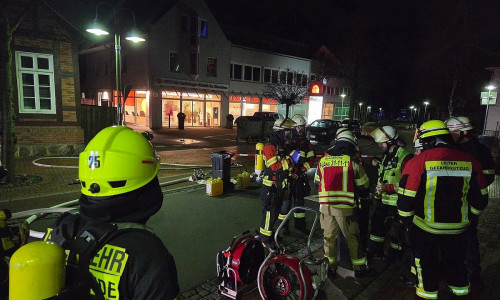 Feuerwehrkräfte vor der radiologischen Praxis (Archiv)