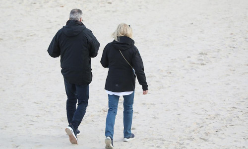 Paar geht am Strand spazieren