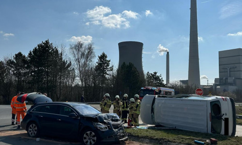 Bei einem der beiden Unfälle auf der B244 bei Buschhaus waren zwei Fahrzeuge kollidiert.