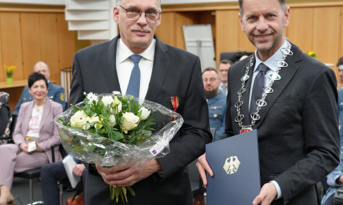 Oberbürgermeister Dennis Weilmann übergab die Urkunde an Mike Kelpin.