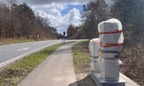 Der Blitzer an der B244 geht bald in Betrieb.