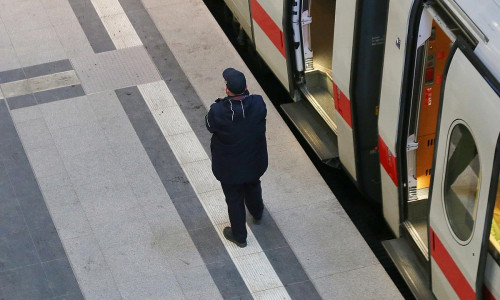 Schaffner bei der Deutschen Bahn (Archiv)