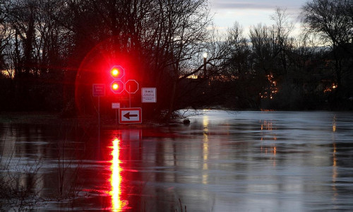 Durchfahrtsverbot an einem Fluss (Archiv)
