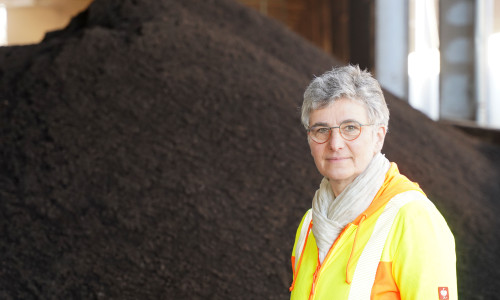 Der gesamte Prozess von der Anlieferung des Bioabfalls bis zur vollständigen Kompostierung dauert mindestens vier Wochen.