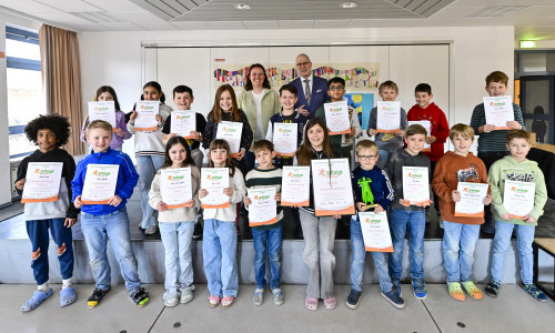 Die Siegerklasse 3b der Grundschule Abbensen nahm ihren Pokal von Stefan Honrath (hinten Mitte), Leiter der BRAWO-Direktion Peine, entgegen. 