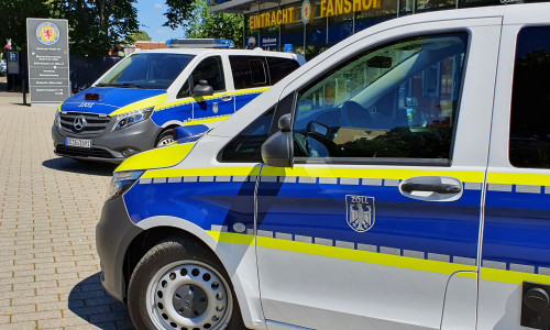 Der Zoll kontrollierte Mitarbeiter des Sicherheitspersonals am Stadion.