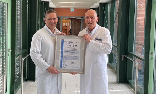 Daniel Kümpfel, Oberarzt und Sektionsleiter Wirbelsäulenorthopädie am HEH und Prof. Dr. med. Karl-Dieter Heller, Ärztlicher Direktor und Chefarzt der Orthopädischen Klinik