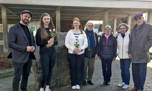 Bürgermeister Malte Schneider (li.) und der Arbeitskreis Stolpersteine und Gedenkarbeit begrüßen das Engagement der Auszubildenden und bedanken sich stellvertretend bei Svenja Gehlhar und Elisa Bauermeister. 