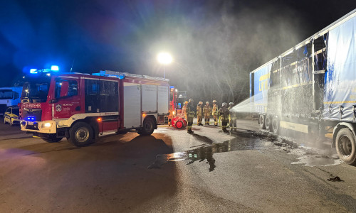 Der brennende Müll aus dem LKW musste teilweise per Hand entladen werden.
