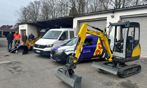 v.l.n.r.: Tobias Grünert (Bürgermeister), Daniel Rühmann (stellvertretender Leiter des Bauhofes), Britta Schwartz-Landeck (Erste Gemeinderätin) und Felix Scholz (Fachdienstleiter Liegenschaftsmanagement) mit den neuen Fahrzeugen auf dem Bauhof