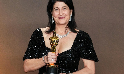 Casting-Direktorin Cassandra Kulukundis mit ihrem Oscar für "One Battle After Another" am 15.03.2026