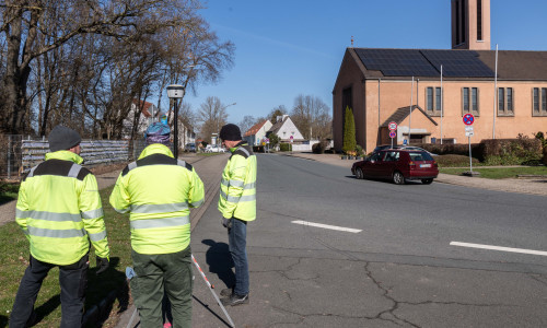 Die Bautelle am Pappeldamm wird nochmal vor der Absperrung vermessen.