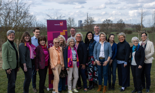 Foto des neuen Vorstands einschließlich der anwesenden Mandatsträger.
