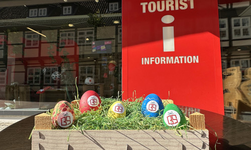Ostereiersuche in der Touristinfo: Wer die Stadtgutschein-Eier im Schaufenster bis zum 4. April richtig zählt, kann einen von zehn Stadtgutscheinen gewinnen.
