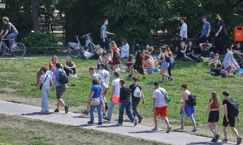 Junge Leute im Sommer (Archiv)