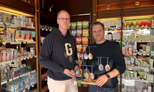 Die Lions-Präsidenten Torben Raeth (links) und Björn Nahler präsentieren in einer der Verkaufsstellen das Lions Osterei 2026