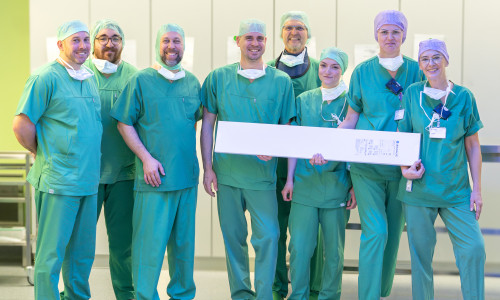 Chefarzt Prof. Dr. Tibor Kempf (3. v. l.) und Oberarzt Dr. Ingo Breitenbach (4. v. l.) mit dem OP-Team des Herzzentrums.
