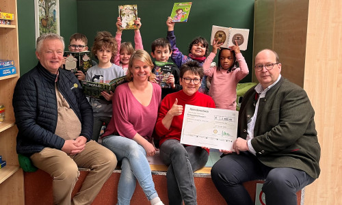 Freuen sich über die neu gestaltete Schulbücherei der Schule am Teichgarten: Schulleiterin Carmen Grüne, Lehrkraft Ronja Grabarse, Schülerinnen und Schüler sowie Dr. Thomas Böckmann und Heiner Kreße vom Rotary Club Salzgitter-Wolfenbüttel.