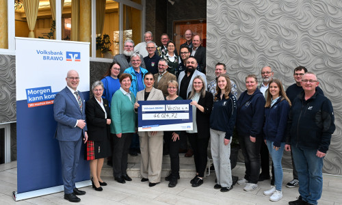 Stefan Honrath, Leiter der Direktion Peine der Volksbank BRAWO (links), überreicht die Spenden an die Vertreterinnen und Vertreter der geförderten Vereine sowie gemeinnützigen Organisationen aus dem Peiner Land.