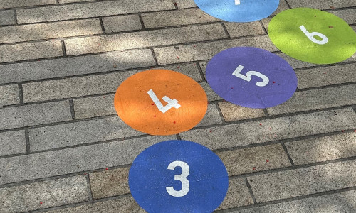 Hüpfspiel in der Innenstadt.