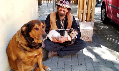 Robert (40 Jahre) Klient des Tagestreffs „Zille“ der Diakonischen Gesellschaft Wohnen und Beraten mit seinen Hunden.