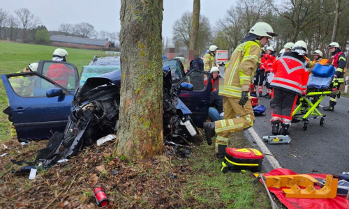 Der Wagen war frontal gegen einen Baum geprallt.