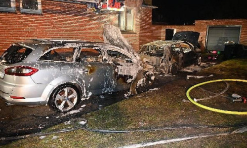 völlig zerstörte Autos (Archiv)