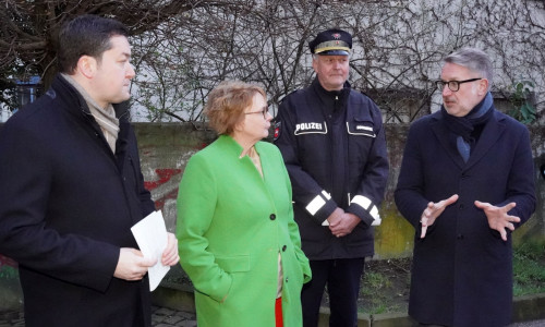 Niedersachsens Ministerin für Inneres, Sport und Digitalisierung, Daniela Behrens, Oberbürgermeister Dr. Thorsten Kornblum (links) Thomas Bodendiek (Inspektionsleiter der Polizeiinspektion Braunschweig) und Stadtbaurat Gerold Leppa beim abendlichen "Sicherheitsrundgang" durch die Innenstadt.