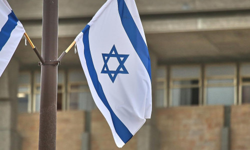Israelische Fahne an der Knesset (Archiv)