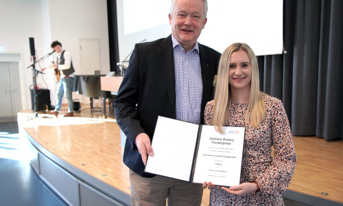 Rotary‑Präsident Dr. Thomas Böckmann überreicht den Förderpreis für besonderes soziales Engagement an die Ostfalia‑Studentin Lisa Steffens.