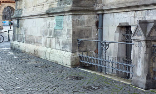 Direkt vor dem Rathaus wurden für die Partnerstädte Platten verlegt. Über eine wird nun diskutiert. 