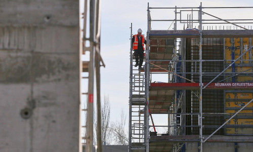 Bauarbeiter auf einer Baustelle (Archiv)