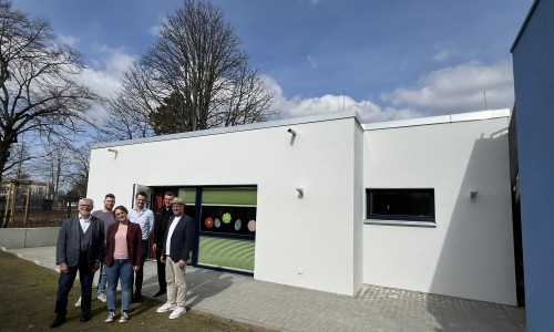 Mit dem neuen Erweiterungsbau können 25 weitere Kinder im Fröbel-Kindergarten Heinrich der Löwe nach Herzenslust spielen, toben und lernen. Vorne v. l.: Bezirksbürgermeister Detlef Kühn, Kita-Leiterin Julia Zimmermann und Fröbel-Geschäftsleiter Norbert Herschel.