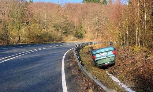 Das Auto blieb auf dem Dach liegen.