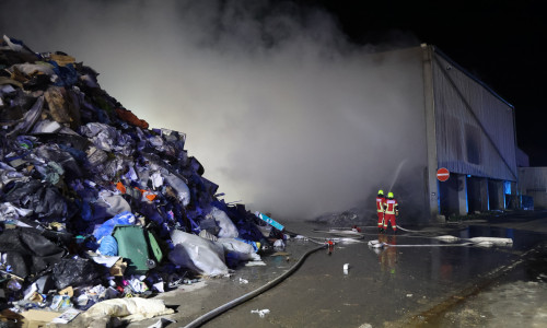 In der Nacht kam es zu einem Brand in einer Halle der Deponie am Diebesstieg.