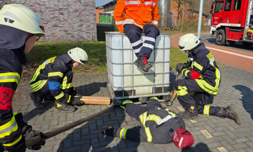 In insgesamt 73 Unterrichtseinheiten erlernten die Brandschützer Erste Hilfe ebenso wie das Verhalten bei Gefahren, Geräte- und Fahrzeugkunde und den Löscheinsatz bei der Feuerwehr. 