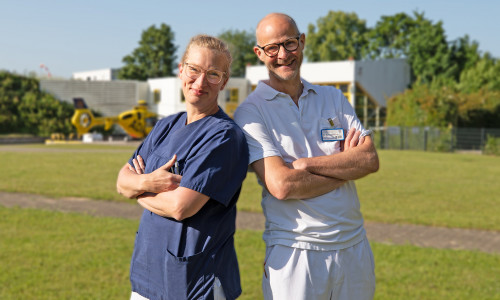 Dr. Dirk Edelhäuser und Dr. Magda Herrmann sind als Oberärzte in der Klinik für Allgemein-, Viszeral- und Minimal-Invasive Chirurgie des Städtischen Klinikums tätig.