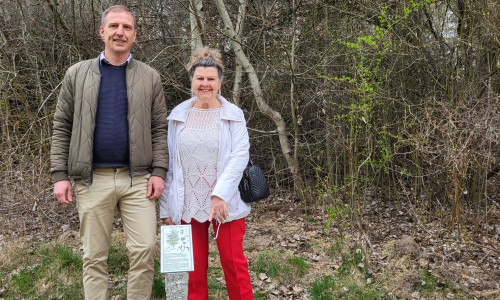 Fabian Funk (zuständiger Gärtnermeister des SRB für Gebhardshagen und Salzgitter-Bad) und Ortsbürgermeisterin Annegrit Grabb nach der Aufstellung des Schildes