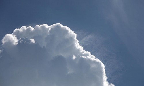 Blauer Himmel mit Schönwetterwolken (Archiv)
