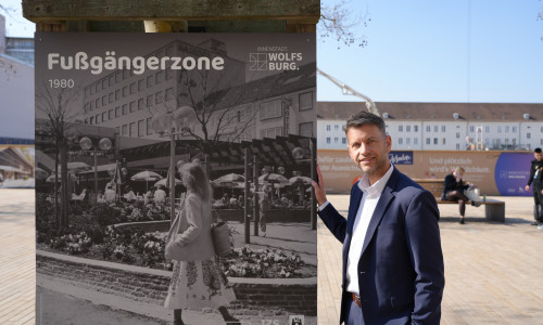 Zeitreise in die Vergangenheit: Historische Innenstadtfotos können in der Fußgängerzone und im DOW betrachtet werden – Oberbürgermeister Dennis Weilmann teilt Kindheitserinnerungen.