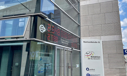 Schuldenuhr am Haus Reinhardtstraße 52