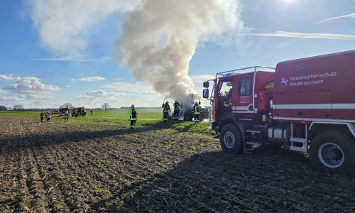 In der Feldmark zwischen Wedesbüttel, Essenrode und Grassel ging ein Radlader in Flammen auf.