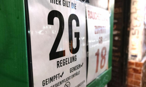 2G-Hinweisschild an einer Bar (Archiv)