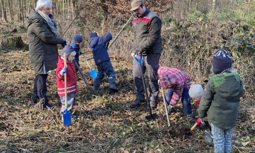 Die Kinder pflanzten fleißig mit.