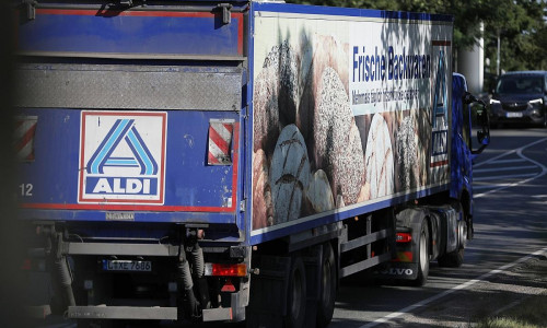 ALDI-Lkw auf der Straße (Archiv)