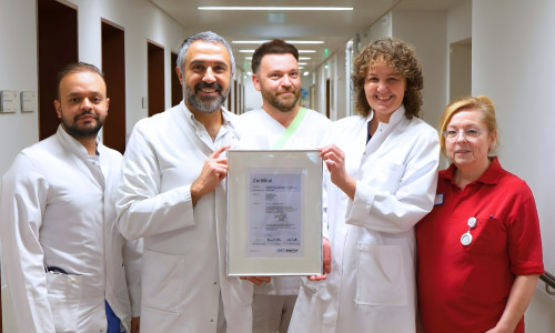 Freude über die erfolgreiche Rezertifizierung: Dr. Hakan Cangür, Chefarzt der Neurologie (2. v. li.), mit Kolleginnen und Kollegen des Stroke Unit-Teams im Klinikum Wolfsburg.