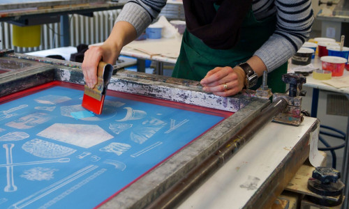 Beim Siebdruck-Workshop gestalten Kinder und Jugendliche individuelle Frühlingsmotive auf Baumwolltaschen oder Papier.
