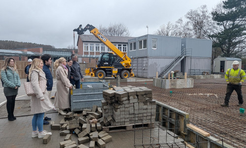 Gerade entsteht noch die Bodenplatte der Grundschule Oker – ab nächster Woche startet dann der Modulbau. Daniel Gintaut (2. v. re.) vom GGM erklärt Schulleiterin Claudia Kohl (3. v. re.) und Oberbürgermeisterin Urte Schwerdtner (4. v. re.) die Baustelle.